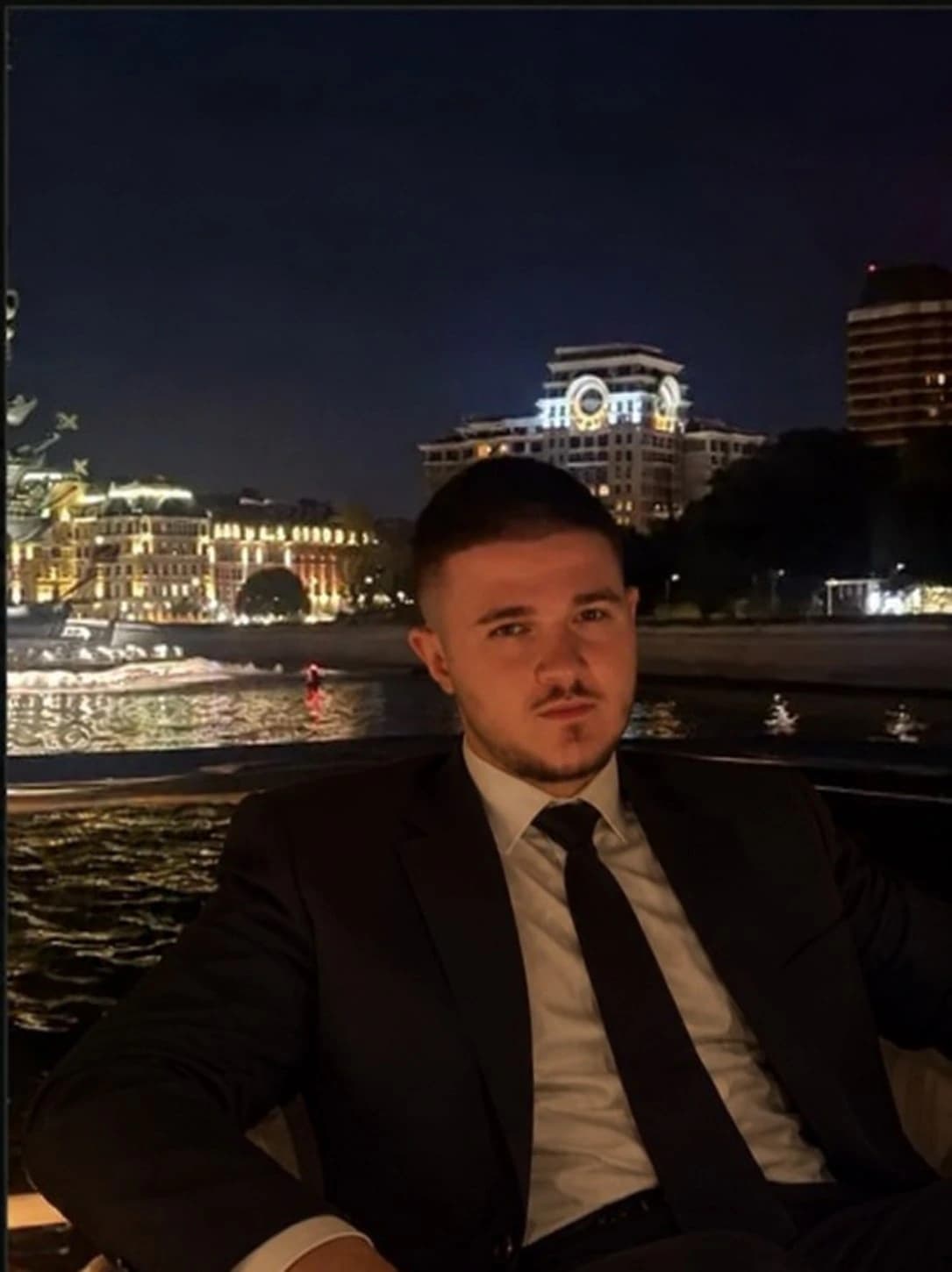 Тим, сооснователь NËRD, в костюме на фоне ночного города